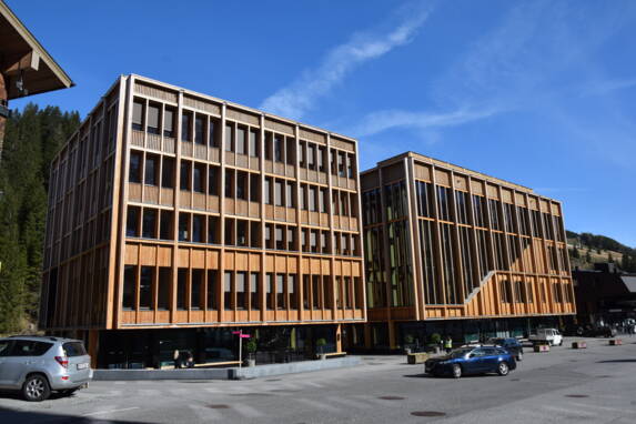 iR Holzbau_Lechwelten und Dorfhus_Eroeffnung_aussen_c)i+R