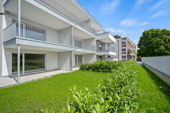 Außenperspektive mit Gartenflächen