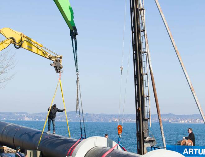 Die verschweißten PE-Elemente wurden Ende März 2021 nach und nach in den Bodensee verfrachtet. © Dietmar Walser