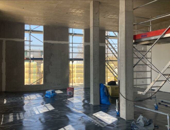 baustelle-rmsolar-spachtelarbeiten-im-erdegeschoss-blickrichtung-westen