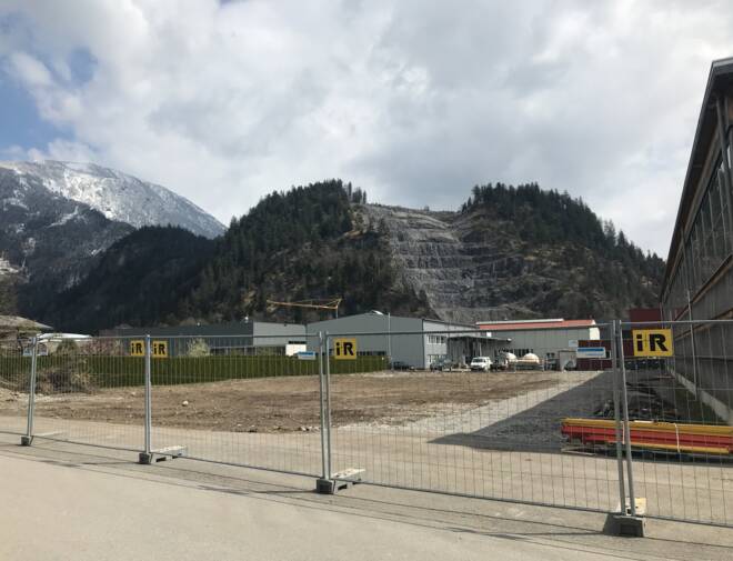 Das Baufeld für die neue Lagerhalle liegt direkt im Industriegebiet in Ludesch (A).