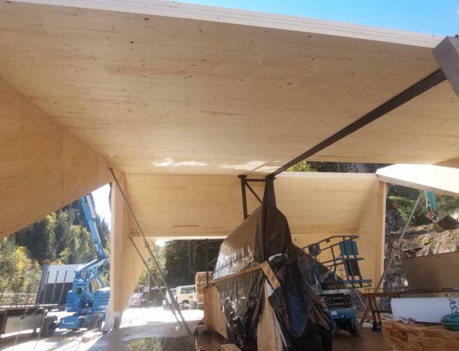 i+R Holzbau_Besucherzentrum Kniepass Unken_Montage_07_c)i+R