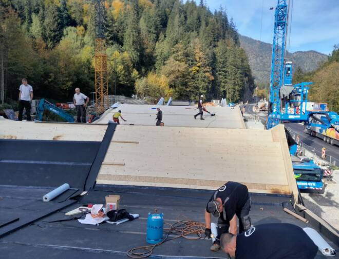 i+R Holzbau_Besucherzentrum Kniepass Unken_Montage_10_c)i+R