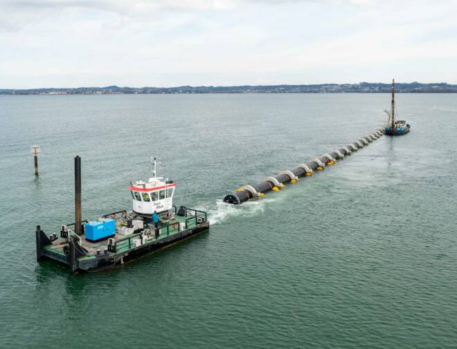 Per Zugschiff wurde das PE-Rohr an Bregenzer Seeufer gezogen © Dietmar Stiplovsek